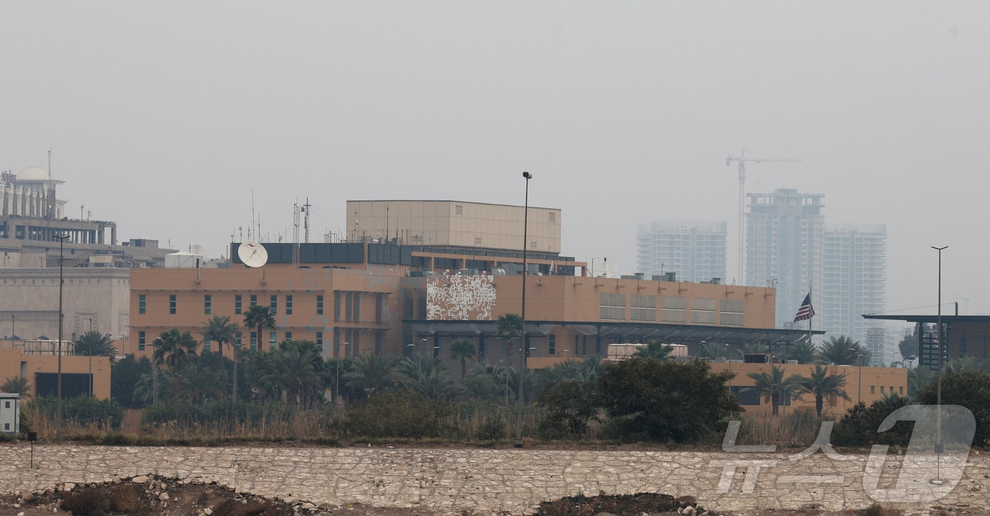 지난 3월 14일(현지시간) 미사일 공격을 받은 이라크 바그다그 주재 미국 대사관. 2026.3.14 ⓒ 로이터=뉴스1