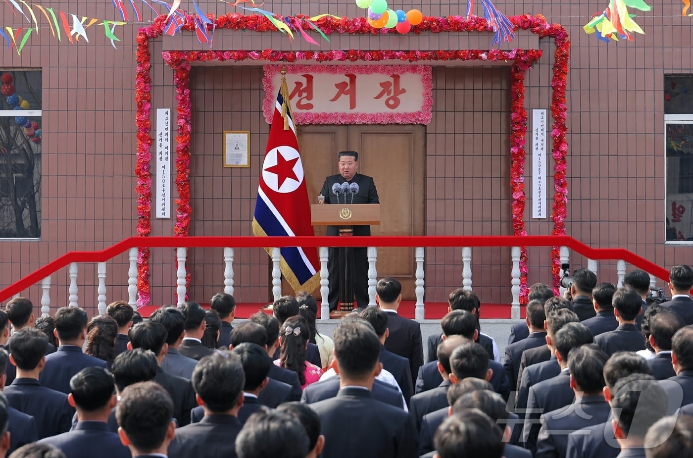 (평양 노동신문=뉴스1) = 북한 노동당 기관지 노동신문은 16일 "전국의 모든 선거구에서 조선민주주의인민공화국 최고인민회의 제15기 대의원선거가 15일 실시됐다"라며 김정은 당 총비서가 순천지구청년탄광연합기업소 천성청년탄광에 마련된 선거장에 방문해 투표했다고 보도했다. [국내에서만 사용가능. 재배포 금지. DB 금지. For Use Only in the Republic of Korea. Redistribution Prohibited] rodongphoto@news1.kr