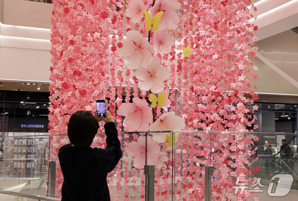 대구신세계백화점이 오는 5월25일까지 봄을 테마로 한 '더 그랜드 블루밍'을 선보인다.(대구신세계백화점 제공, 재판매 및 DB 금지)