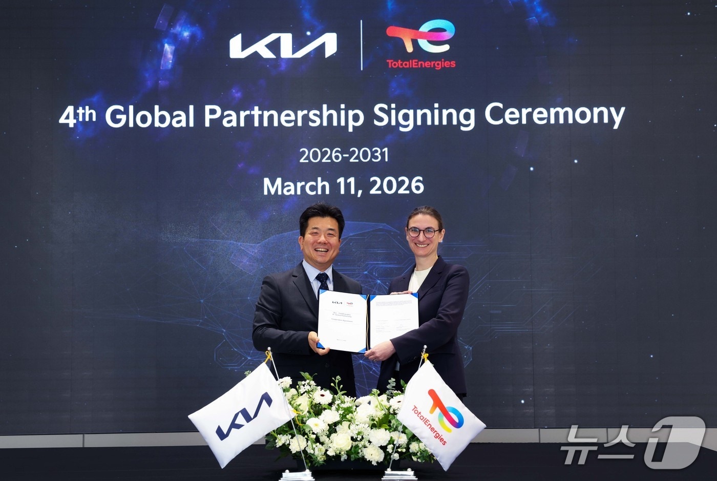  경기 용인시 오산교육센터에서 개최한 기아-토탈에너지스 글로벌 파트너십 계약연장 체결식에서 기념 촬영을 하고 있는 기아 황동환 오너십관리사업부장(왼쪽)과 토탈에너지스 엘로디 루스(Elodie Luce) 자동차부문 부사장.(기아 제공)