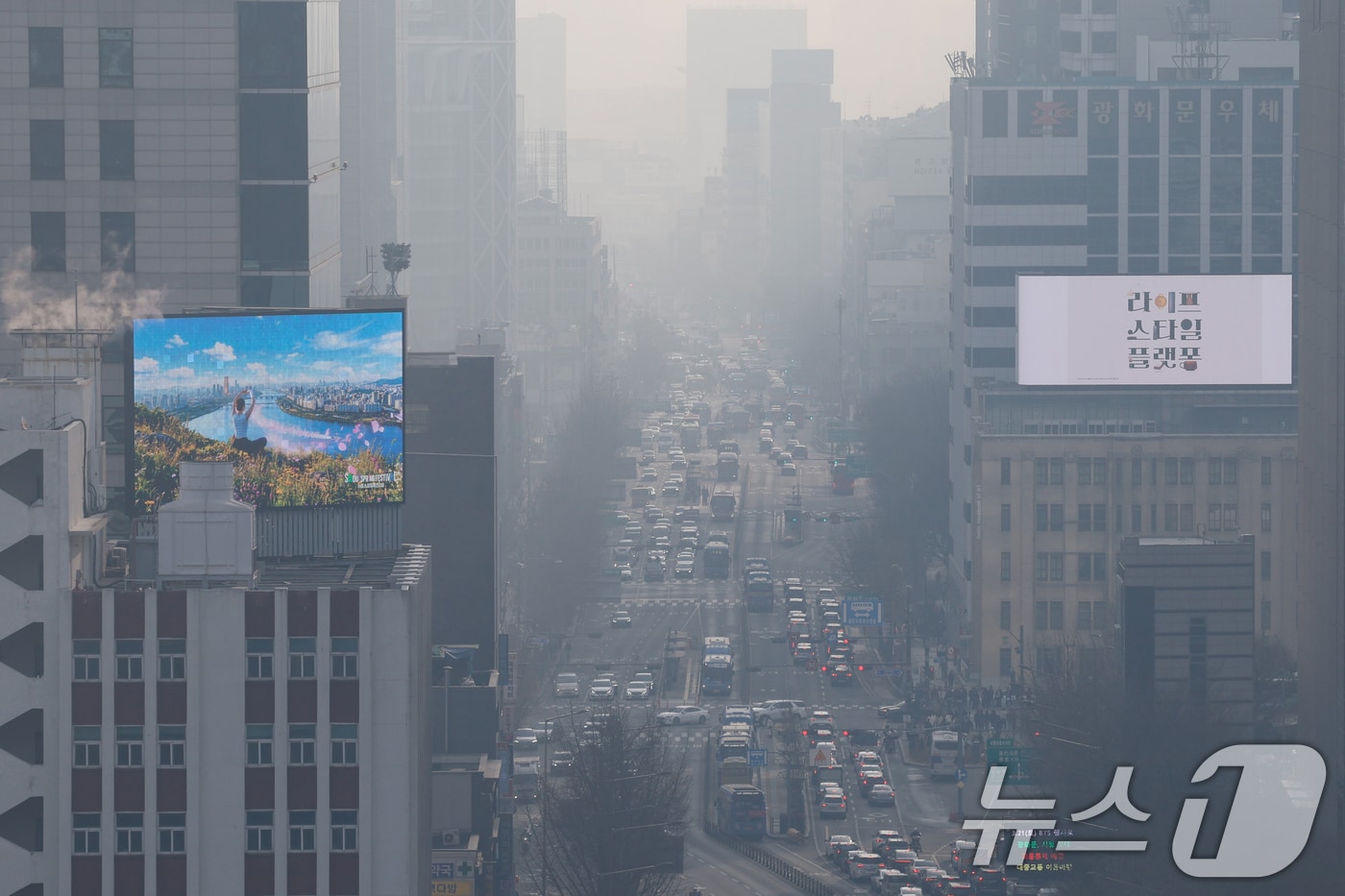 북서기류를 타고 온 국외 미세먼지가 유입되면서 초미세먼지 농도가 '나쁨' 수준을 보인 지난 16일 서울 도심 일대가 뿌옇다. ⓒ 뉴스1 안은나 기자