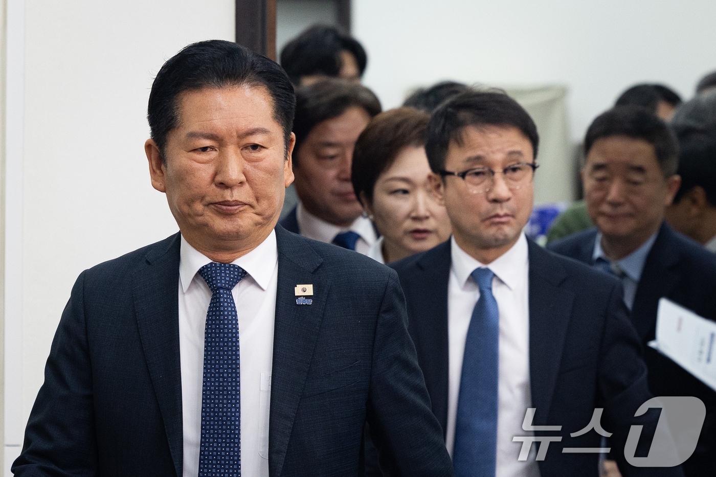 정청래 더불어민주당 대표를 비롯한 지도부가 16일 서울 여의도 국회에서 열린 최고위원회의에 참석하고 있다. 2026.3.16 ⓒ 뉴스1 유승관 기자