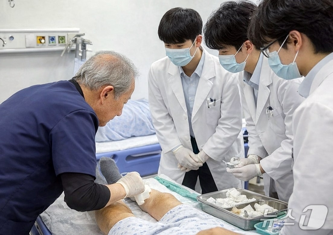 인하대 의대는 의학교육 혁신을 위한 ‘지역사회기반 의학교육’ 과정으로 백령병원, 병원선 등에서 특성화 임상 실습을 하고 있다. 백령병원 이두익 원장이 인하대 의대 본과 4학년 학생들을 대상으로 응급실 환자 교육을 하고 있는 모습.(인하대 제공. 재배포 및 DB금지)2026.3.16/뉴스1