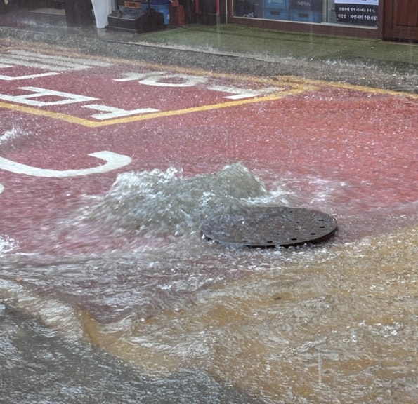 맨홀서 하수가 역류하는 모습