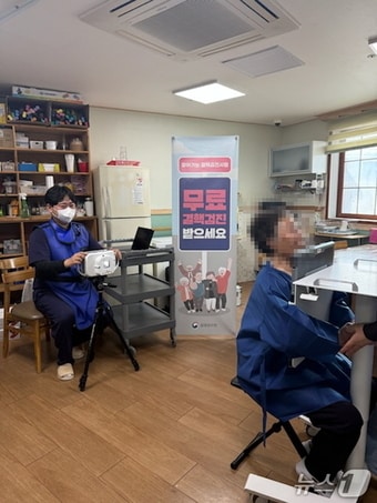 충남 논산시는 관내 주간보호센터 20개소를 순회하며 어르신 450명을 대상으로 '찾아가는 결핵검진'을 실시했다. (논산시 제공.재판매 및 DB금지)/뉴스1