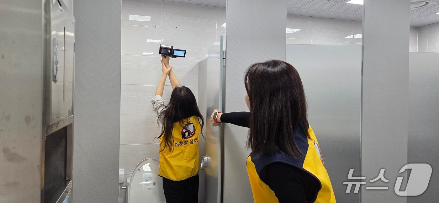 학교 불법촬영기기 점검(대전시교육청 제공) /뉴스1