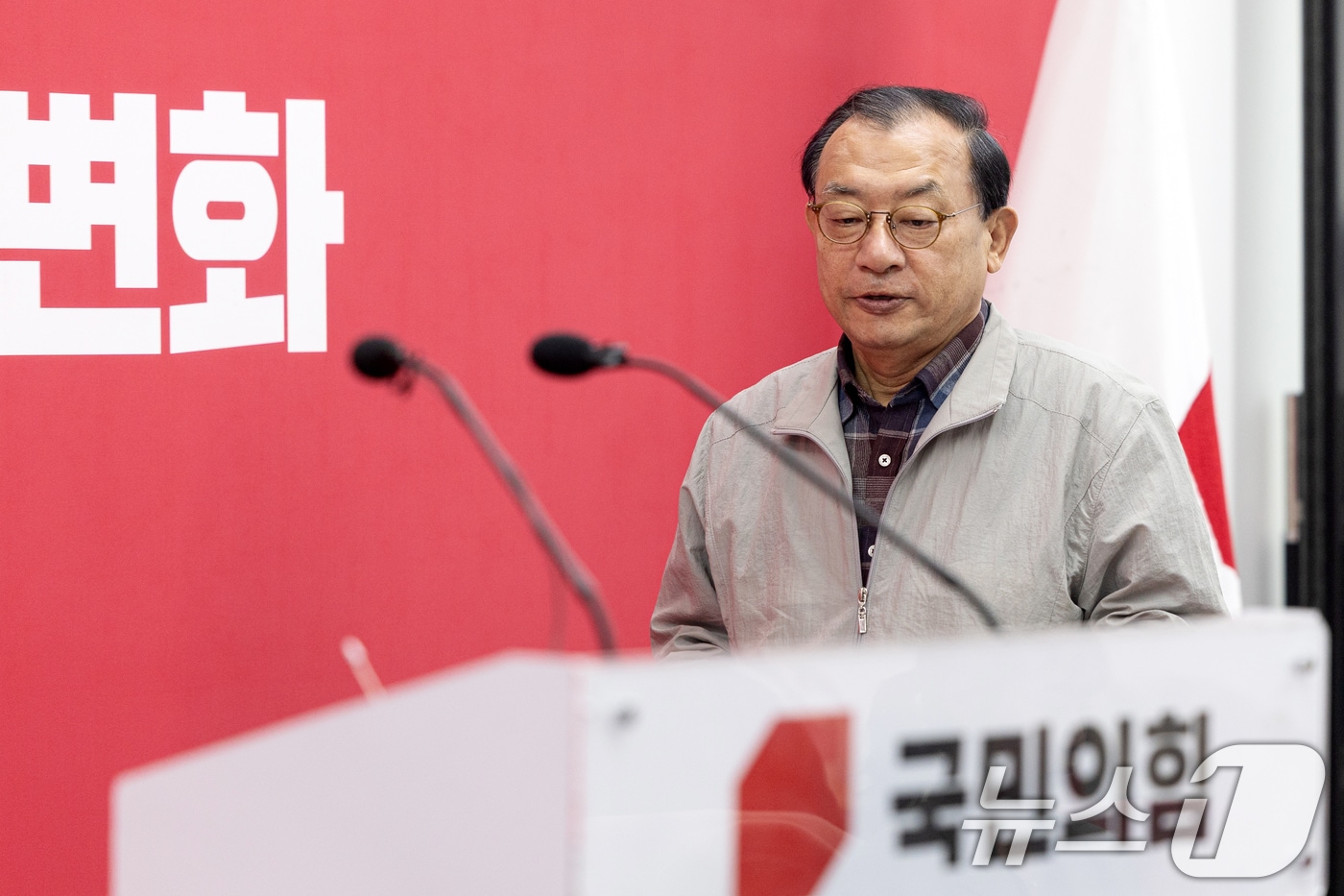 이정현 국민의힘 공천관리위원장이 16일 서울 여의도 중앙당사에서 김영환 충북도지사 컷오프(공천배제) 관련 브리핑을 위해 단상으로 향하고 있다. 2026.3.16 ⓒ 뉴스1 이승배 기자