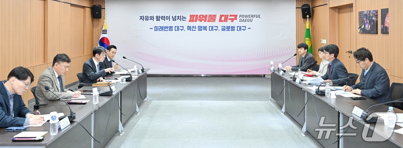 김정기 대구시장 권한대행과 간부 공무원이 지난 13일 대구시 동인청사에서 국립치의학연구원 대구 유치와 관련된 보고회를 열고 추진 상황을 점검하고 있다. (대구시 제공. 재판매 및 DB 금지)/뉴스1