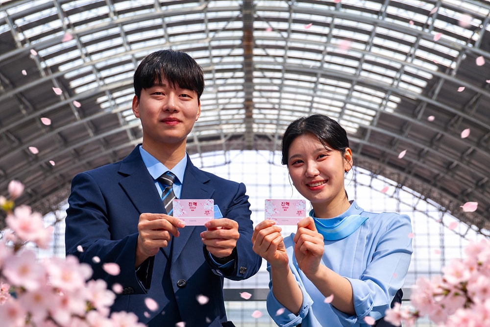 코레일 직원이 역명판 레일플러스 벚꽃에디션 카드를 소개하고 있다.(한국철도공사 제공)뉴스1ⓒ news1