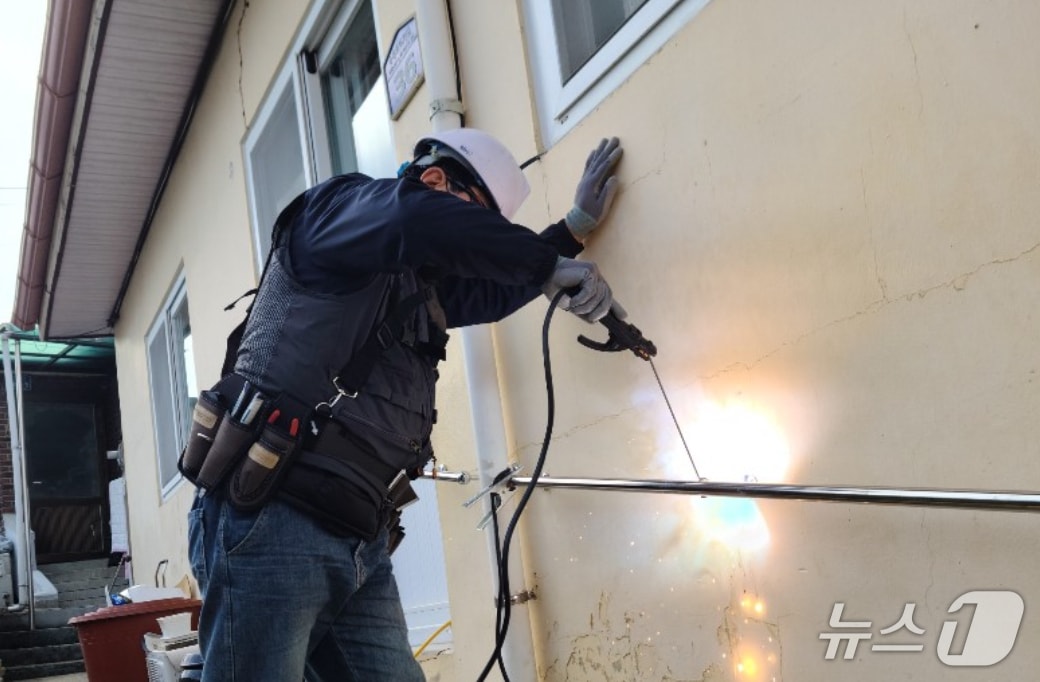 속초 취약계층 생활민원처리 서비스 작업 사진.(속초시 제공, 재판매 및 DB 금지) 2026.3.16/뉴스1