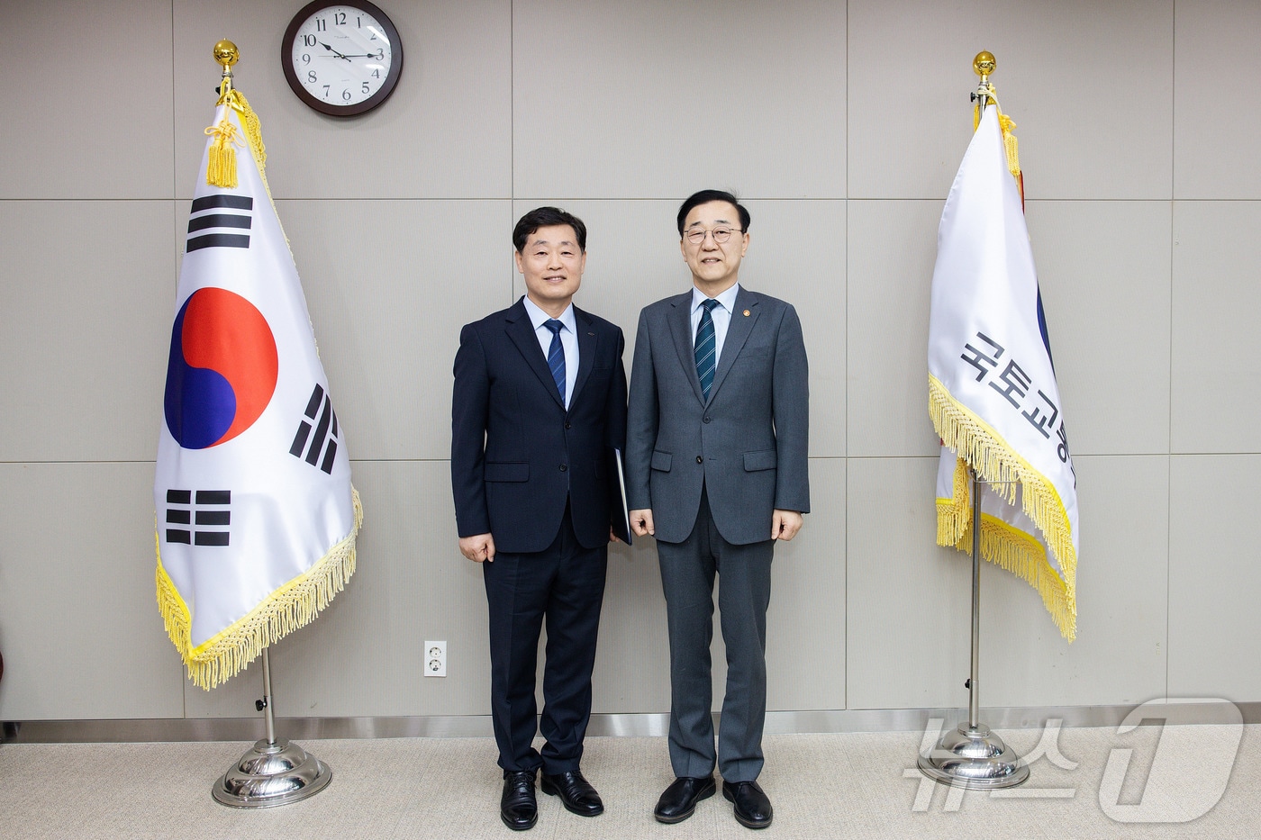 김윤덕 국토교통부 장관이 16일 오전 정부세종청사에서 정왕국 에스알 신임사장에게 임명장을 전수하고 기념촬영을 하고 있다. (국토교통부 제공. 재판매 및 DB 금지) 2026.3.16 ⓒ 뉴스1