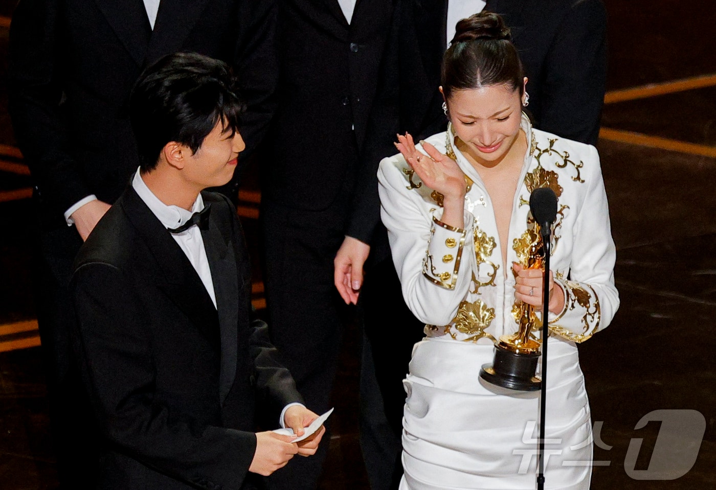 이재가 15일(현지 시각) 미국 캘리포니아주 로스앤젤레스 할리우드에서 열린 제98회 아카데미 시상식에서 'K팝 데몬 헌터스'의 주제곡 '골든'으로 아카데미 주제가상을 수상하며 감격에 겨워하고 있다. ⓒ 로이터=뉴스1