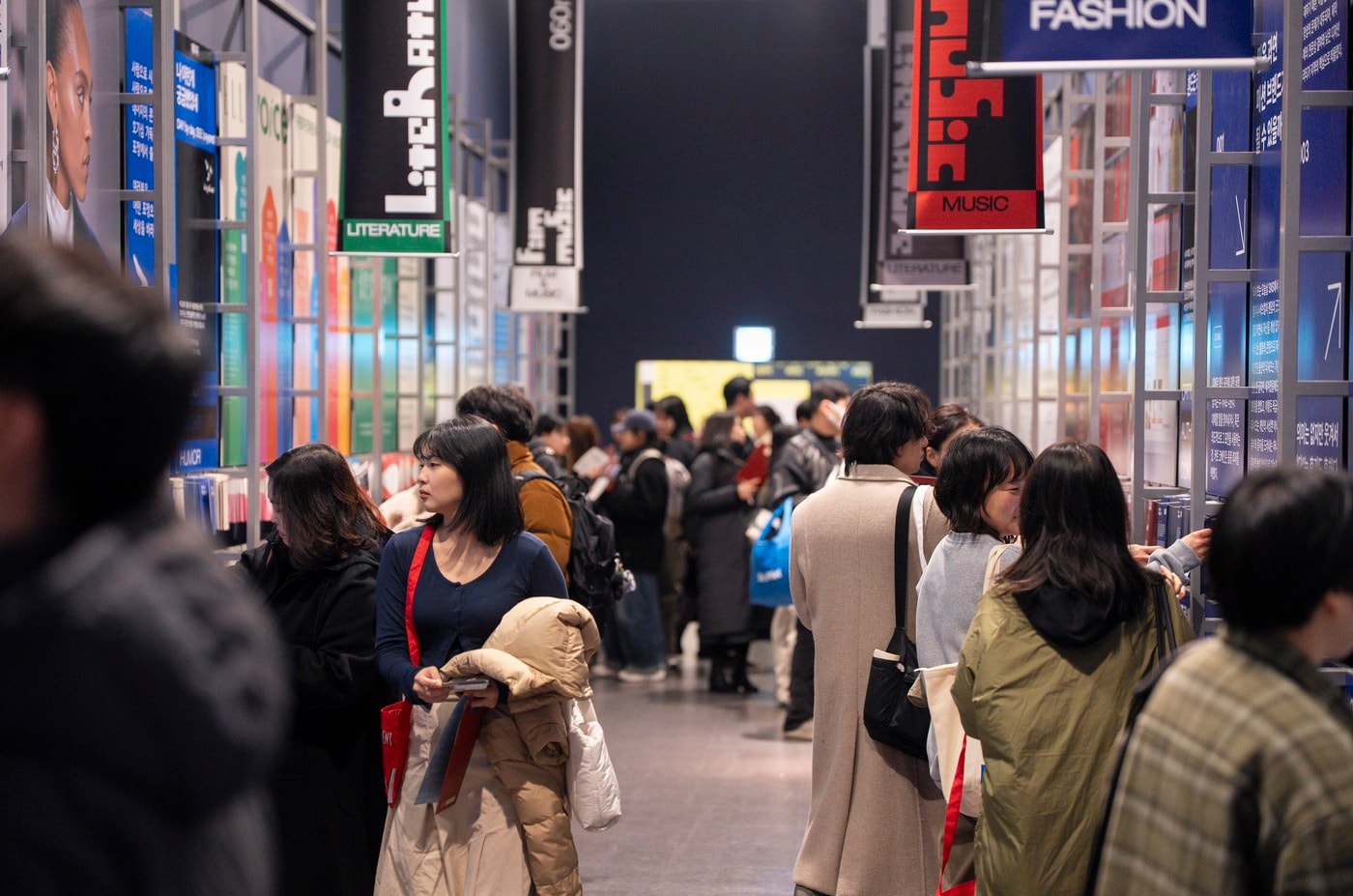 "1시간 줄 서도 본다"...'울트라백화점 서울 Vol.2', 흥행 돌풍에 연장 결... - 뉴스 썸네일 이미지