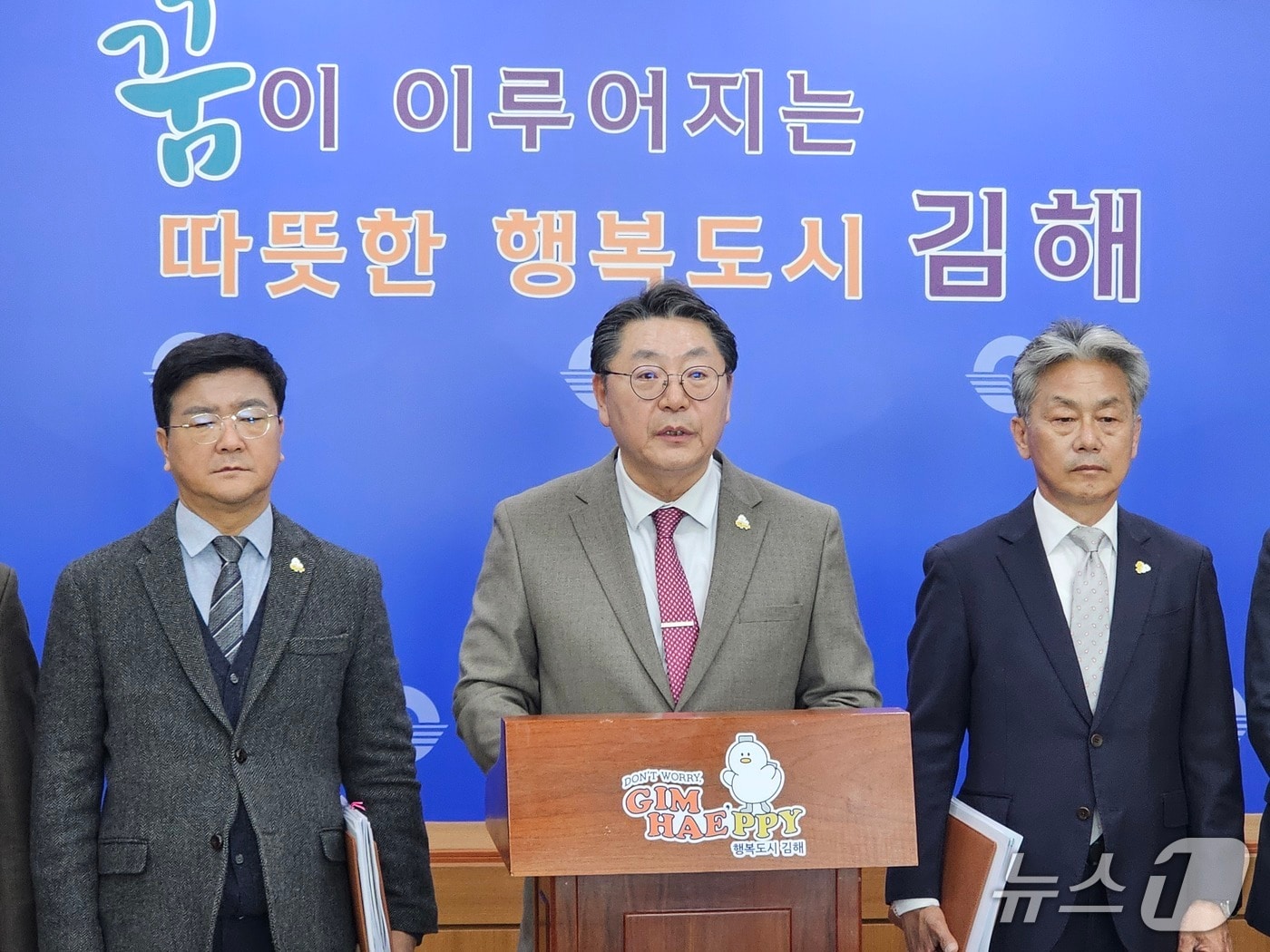 홍태용 김해시장이 16일 시청 프레스센터를 찾아 국제물류 진흥 지역 지정 및 육성에 관한 특별법' 통과에 대한 환영 입장을 내고 있다. 2026.3.16 ⓒ 뉴스1 박민석 기자