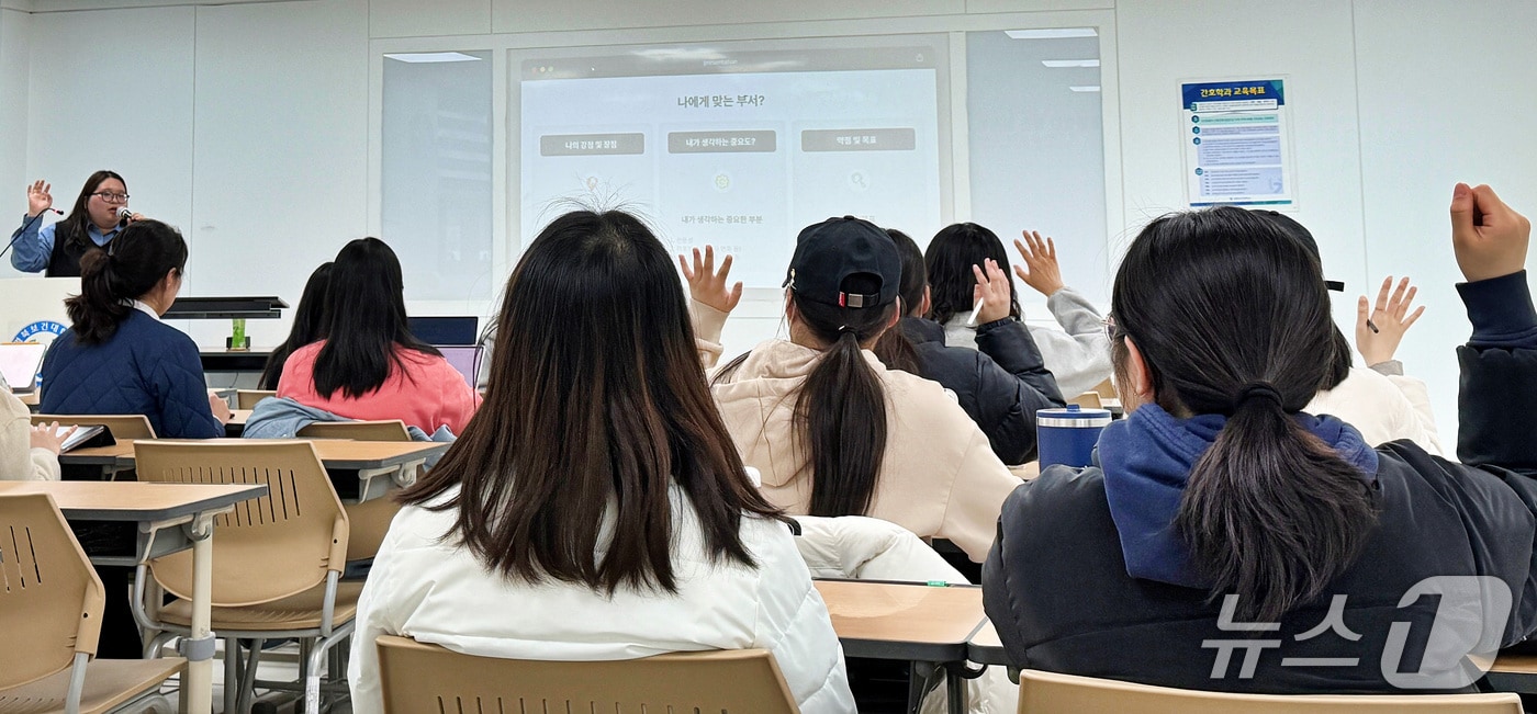 경북보건대 간호학과 학생들이 졸업생 선배의 취업 특강을 듣고 있다. (경북보건대 제공. 재판매 및 DB 금지)
