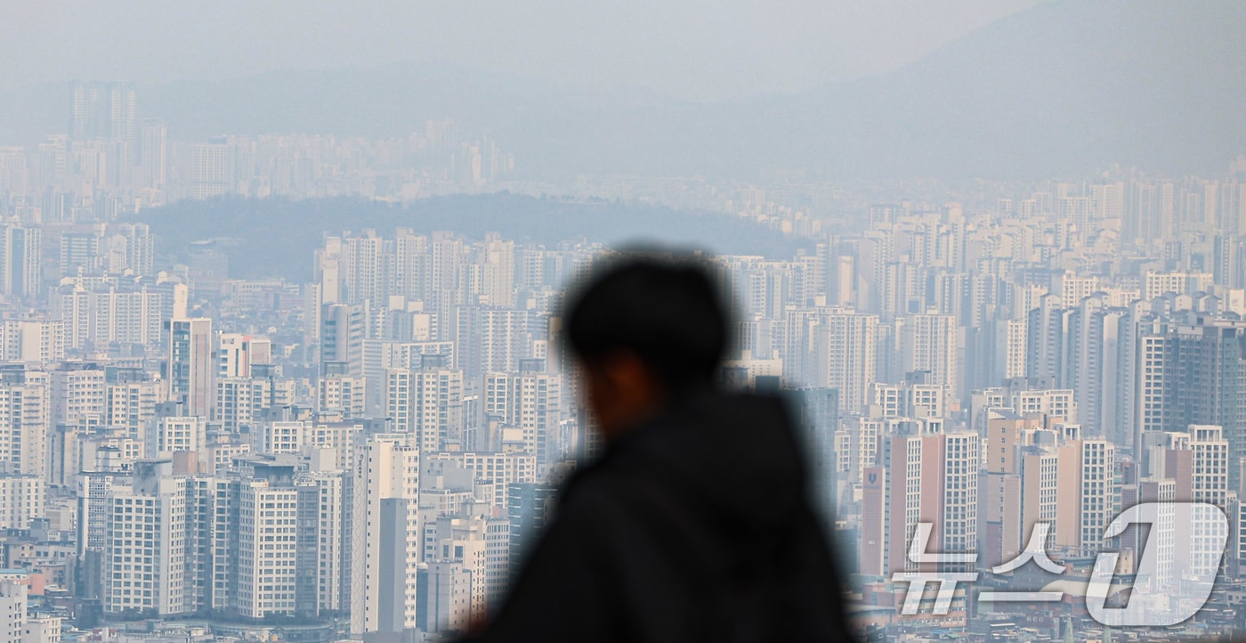 서울 중구 남산에서 바라본 도심. 2026.3.16 ⓒ 뉴스1 김도우 기자