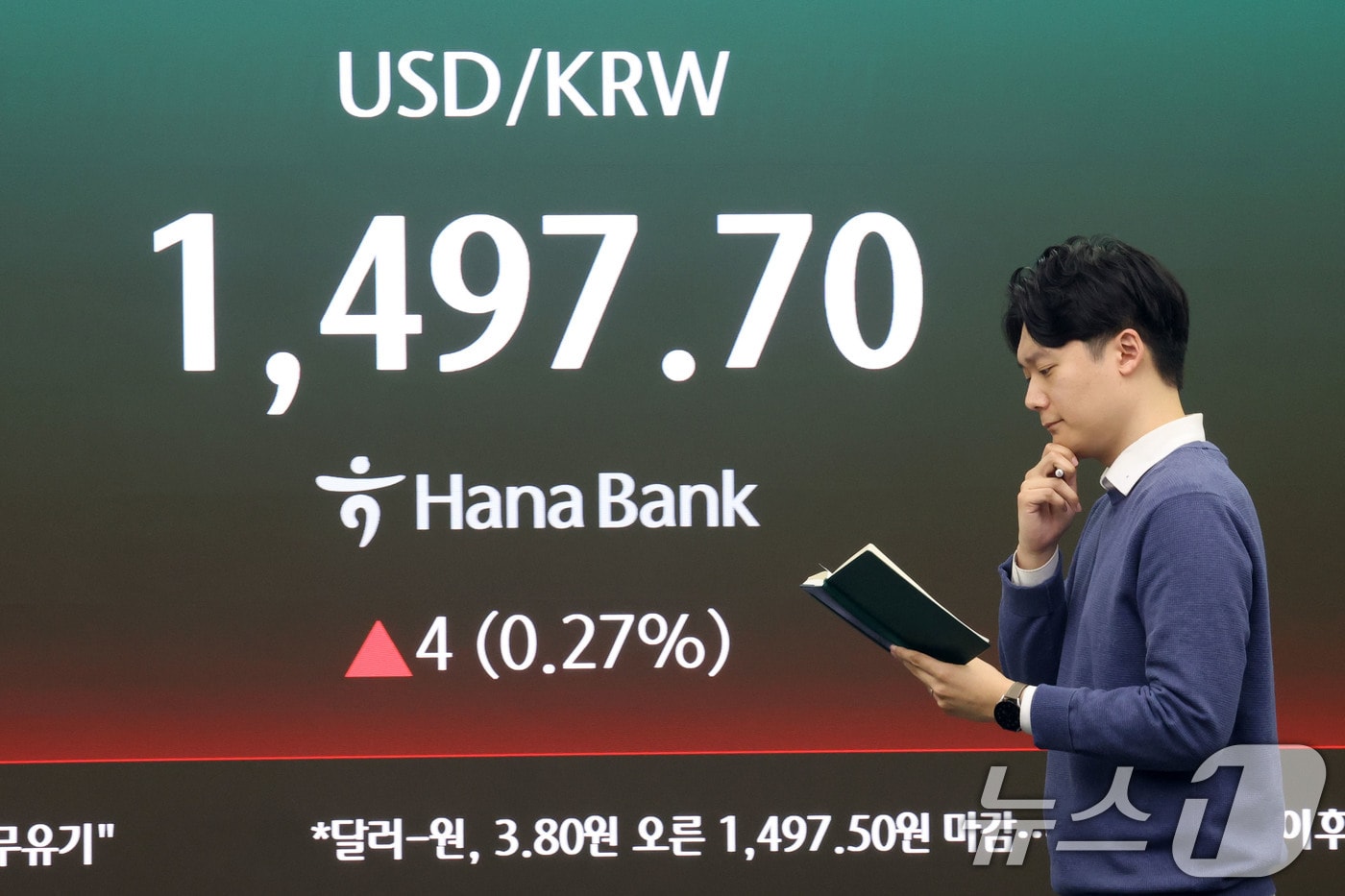 16일 오후 서울 중구 하나은행 딜링룸 현황판에 원달러 환율이 전장대비 4포인트(0.27%) 상승한 1,497.70원에 거래되고 있다. 2026.3.16 ⓒ 뉴스1 이광호 기자
