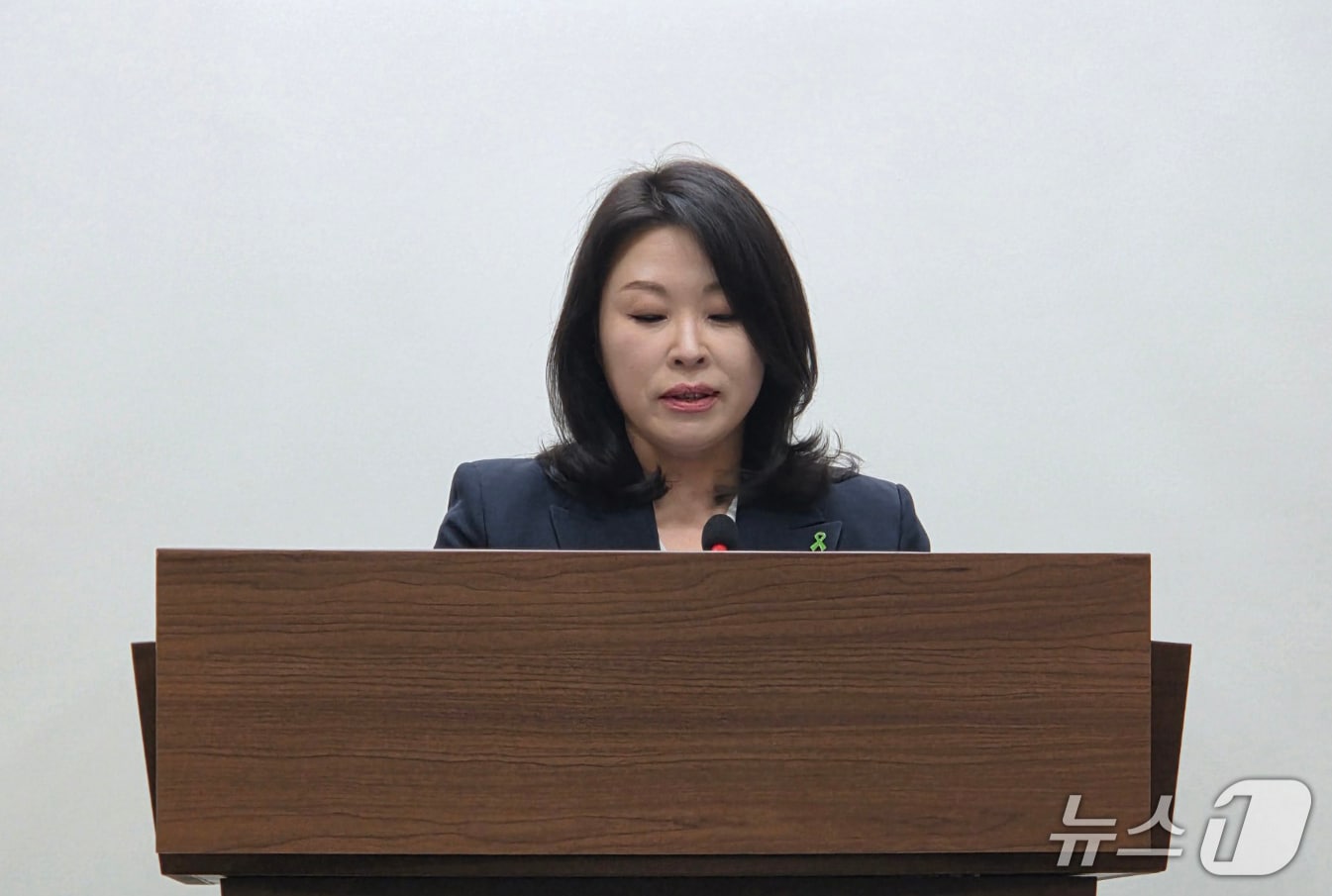 박진희 충북도의원 기자회견 모습.