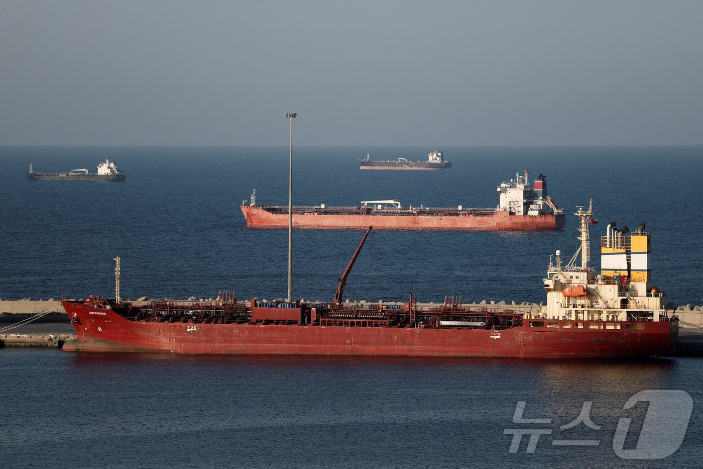 이란 전쟁 장기화로 호르무즈 해협 봉쇄가 지속되자 오만 무스카트항 인근에 루오지아산 유조선이 정박해 있는 모습. ⓒ로이터=뉴스1 ⓒ 로이터=뉴스1