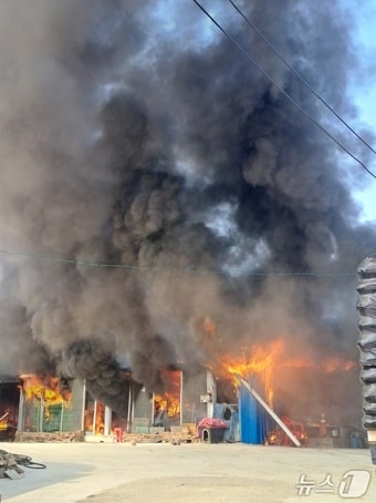 16일 오전 11시 7분께 전북 김제시 백산면의 한 주택에서 불이 났다.(전북소방본부 제공. 재판매 및 DB금지)