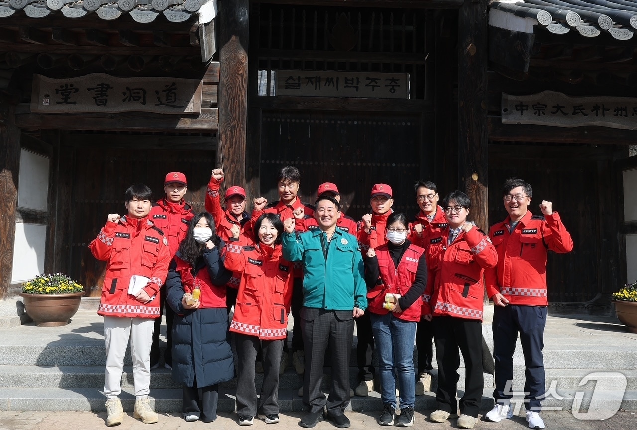 서철모 서구청장이 관내 산불 취약지를 방문해 현장을 점검하고 근무자를 격려했다.(서구 제공. 재판매 및 DB금지)/뉴스1