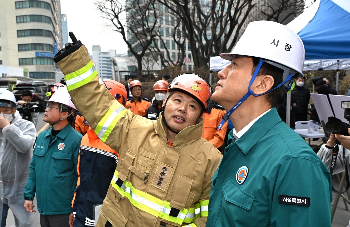 오세훈 서울시장이 16일 중구 소공동 소재 복합건축물 화재 현장을 찾아 피해 상황을 살피고 있다.(서울시 제공)