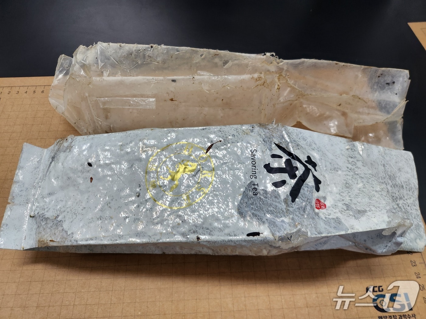 16일 오전 제주시 조천읍 신촌리 갯바위에서 발견된 차(茶) 포장 형태의 마약류 의심 물체.(제주지방해양경찰청 제공. 재판매 및 DB 금지)