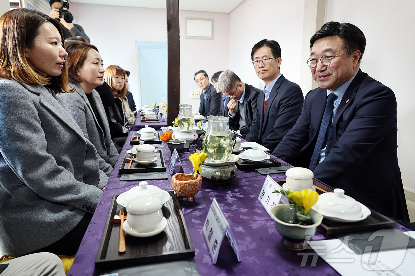 윤호중 행정안전부 장관이 16일 경북 안동시 소재 우수 마을기업 현장을 방문, 지역 청년들의 의견 등을 청취하고 있다. (행정안전부 제공. 재판매 및 DB 금지) 2026.3.16 ⓒ 뉴스1