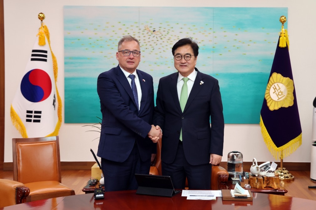 우원식 국회의장은 16일 오후 의장집무실에서 이반 얀차렉 주한 체코대사를 접견하고, 양국 경제협력 확대 및 의회 간 교류 강화 방안 등에 대해 의견을 교환했다. (국회의장실 제공)