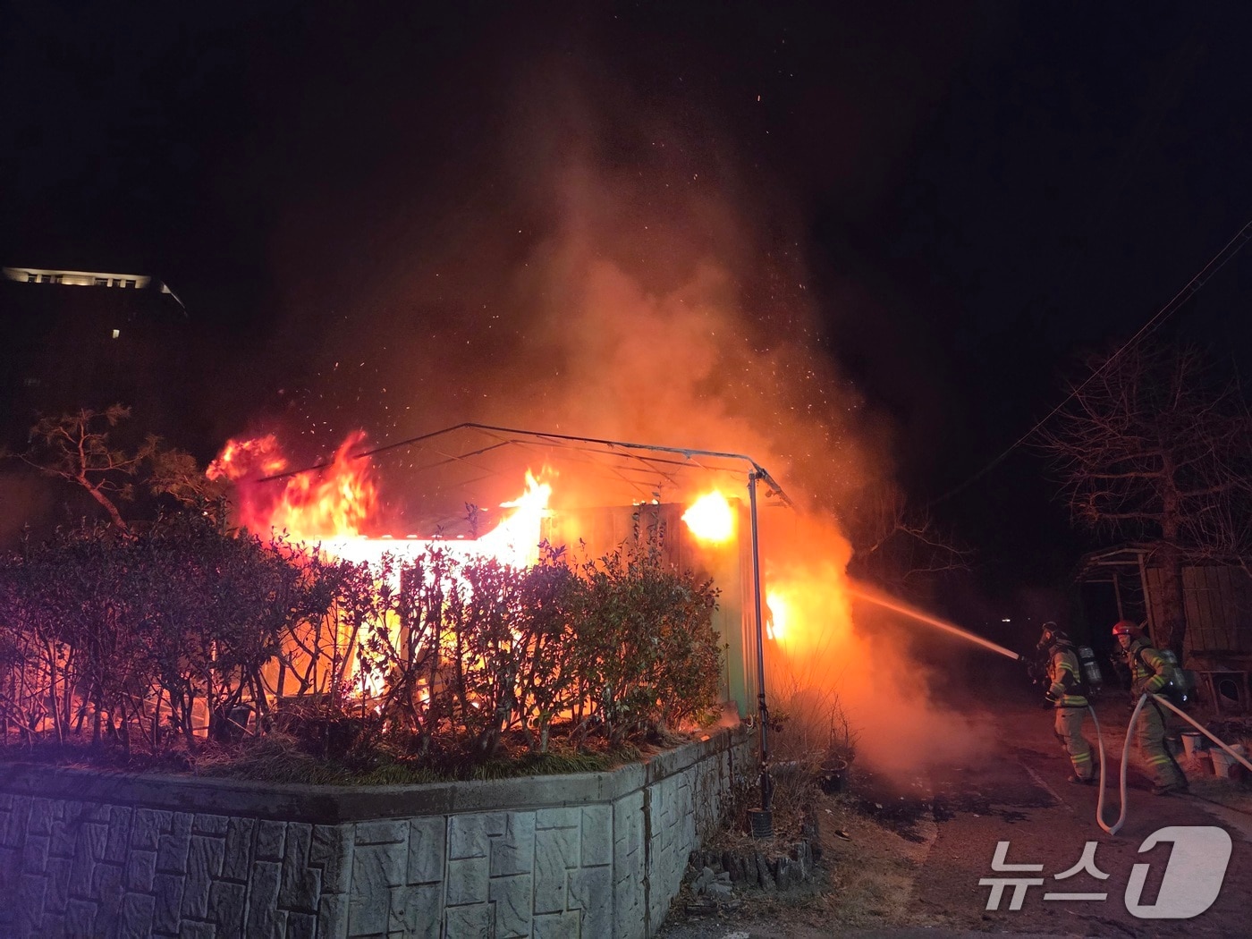 17일 오전 4시 11분쯤 구미시 선산읍 교리 주택 마당에서 서재로 사용하던 컨테이너에서 불이나 진화 대원들이 불을 끄고 있다.9경북소방본부 제공. 재판매 및 DB 금지)2026.3.17/뉴스1