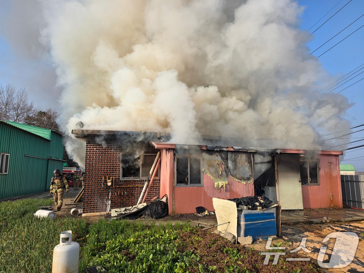 17일 오전 7시 49분쯤 전남 함평군 손불면 산남리의 한 주택에서 불이 나 소방당국이 진화 작업을 벌이고 있다. (전남소방본부 제공. 재판매 및 DB 금지) 2026.3.17 ⓒ 뉴스1