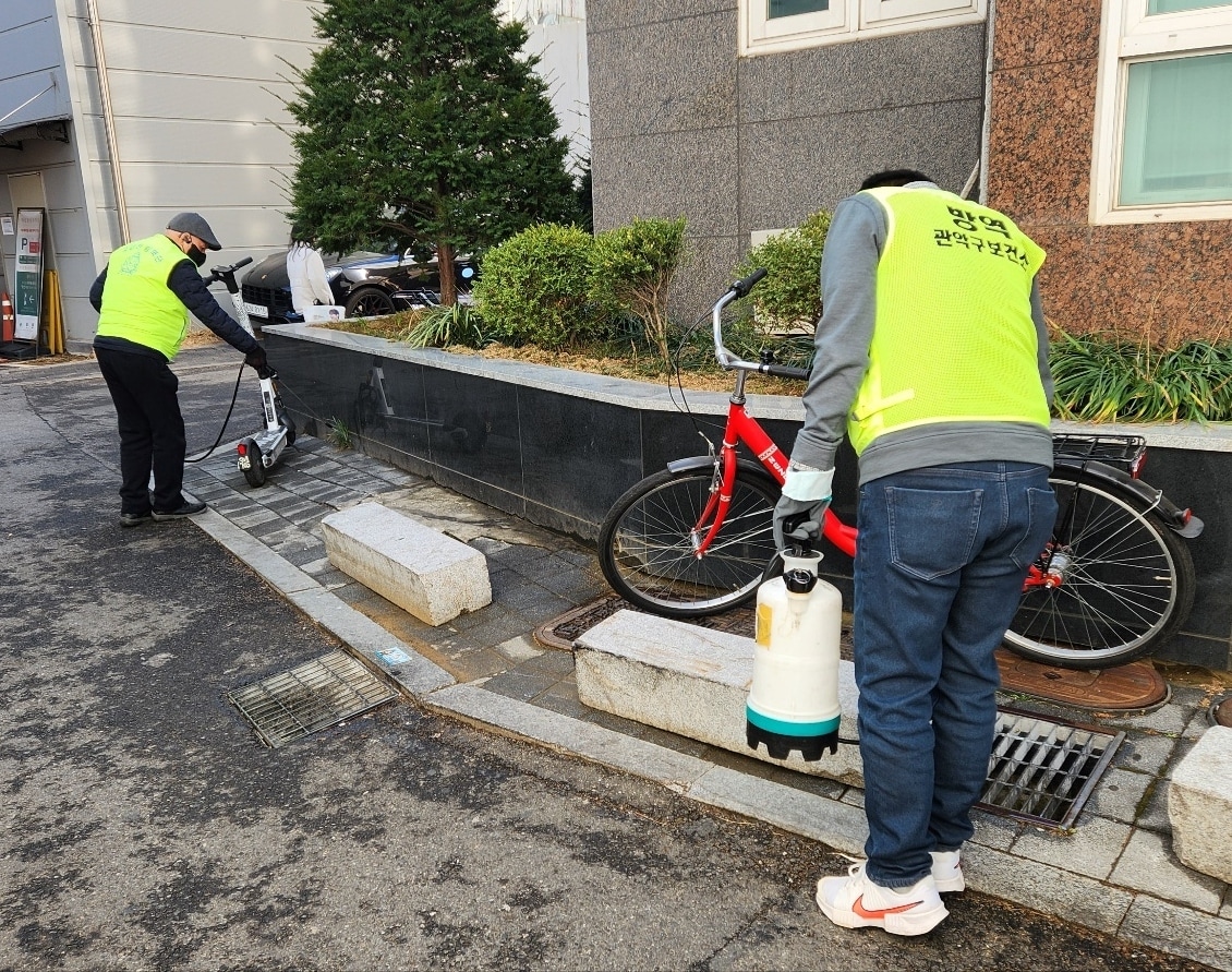 지난해 관악구 모기 방역기동반 활동 모습(관악구 제공)