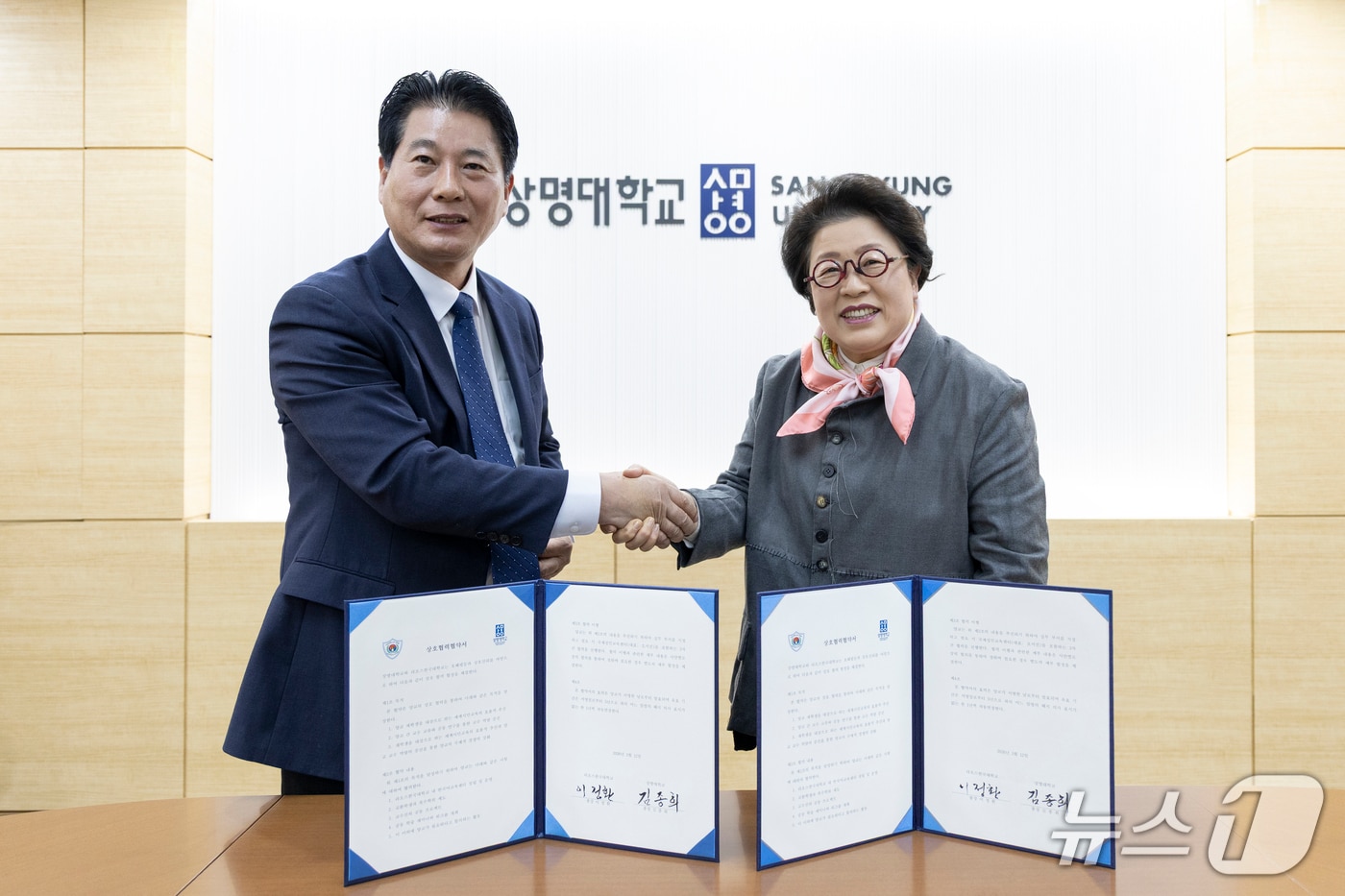 김종희 상명대 총장(사진 오른쪽)과 이정환 라오스한국대 총장이 지난 12일  열린 교류협력 강화를 위한 협약식을 마치고 기념사진을 촬영하고 있다.(상명대 제공)