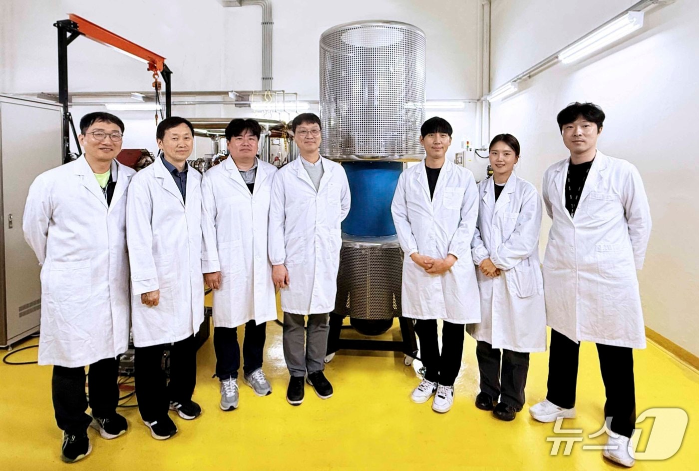 국산 절연형 모터제너레이터와 한국원자력연구원 연구진(원자력연 제공) /뉴스1