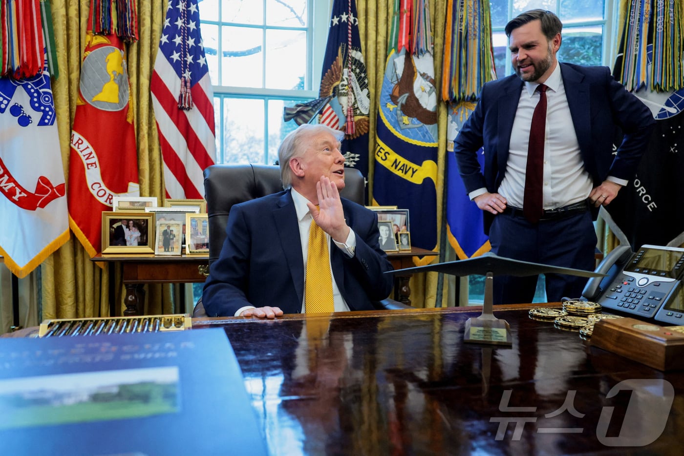 도널드 트럼프 미국 대통령과 JD 밴스 부통령이 16일(현지시간) 워싱턴 D.C. 백악관 집무실에서 반(反)사기 태스크포스 창설 행정명령 서명 중 대화를 나누고 있다. 2026.3.17. ⓒ 뉴스1 ⓒ 로이터=뉴스1