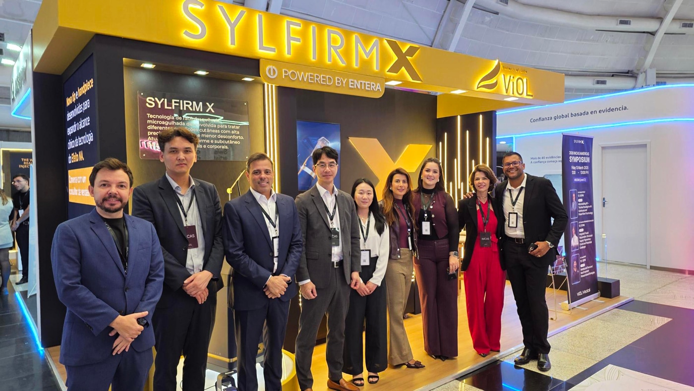 비올메디컬 이은천 대표이사가 지난 13일부터 15일까지 브라질 상파울루에서 열린 글로벌 미용의학학술대회 ‘임카스 아메리카 2026’에 방문한 관계자들과 기념촬영을 하고 있다. (왼쪽에서 네 번째 비올메디컬 이은천 대표이사(비올메디컬 제공) 