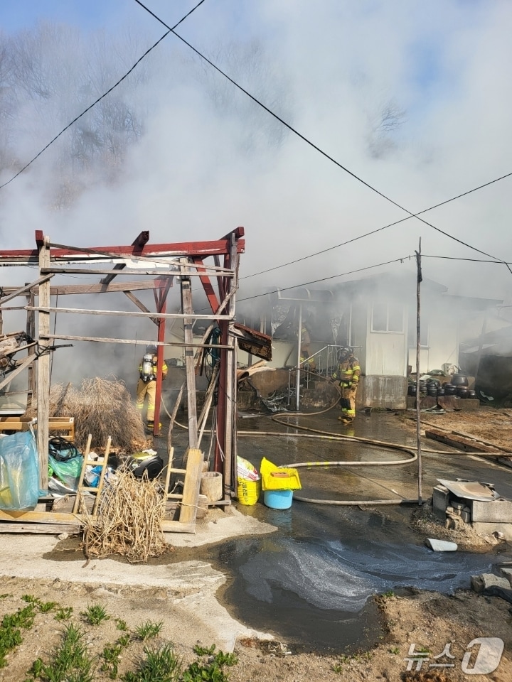 17일 오전 9시 27분쯤 충북 영동군 추풍령면 추풍령리 한 주택에서 불이 났다.(영동소방서 제공. 재판매 및 DB금지)
