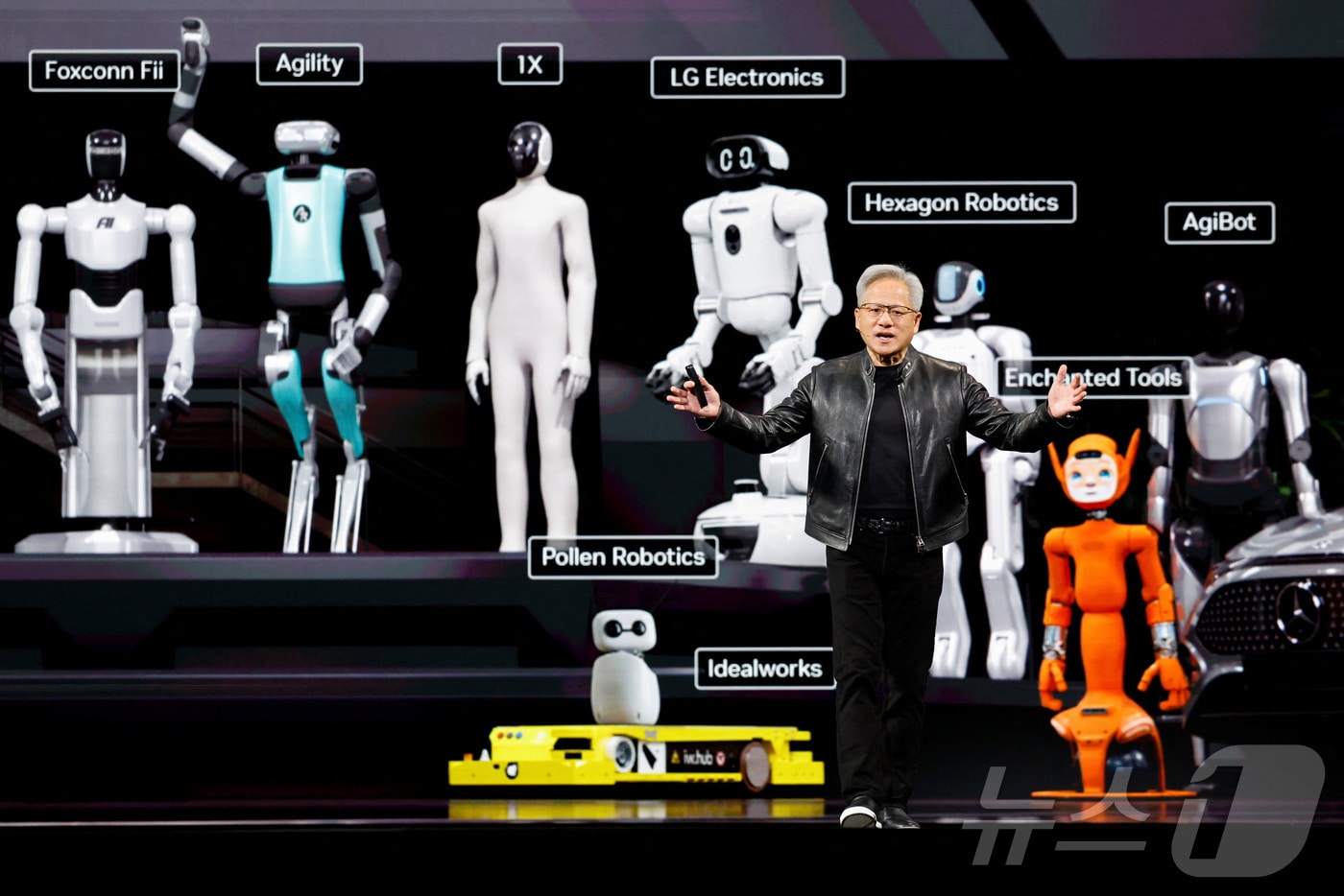 젠슨 황 엔비디아 최고경영자가 16일(현지 시각) 연례 개발자 모임인 GTC에서 기조 연설을 하고 있다. ⓒ 로이터=뉴스1