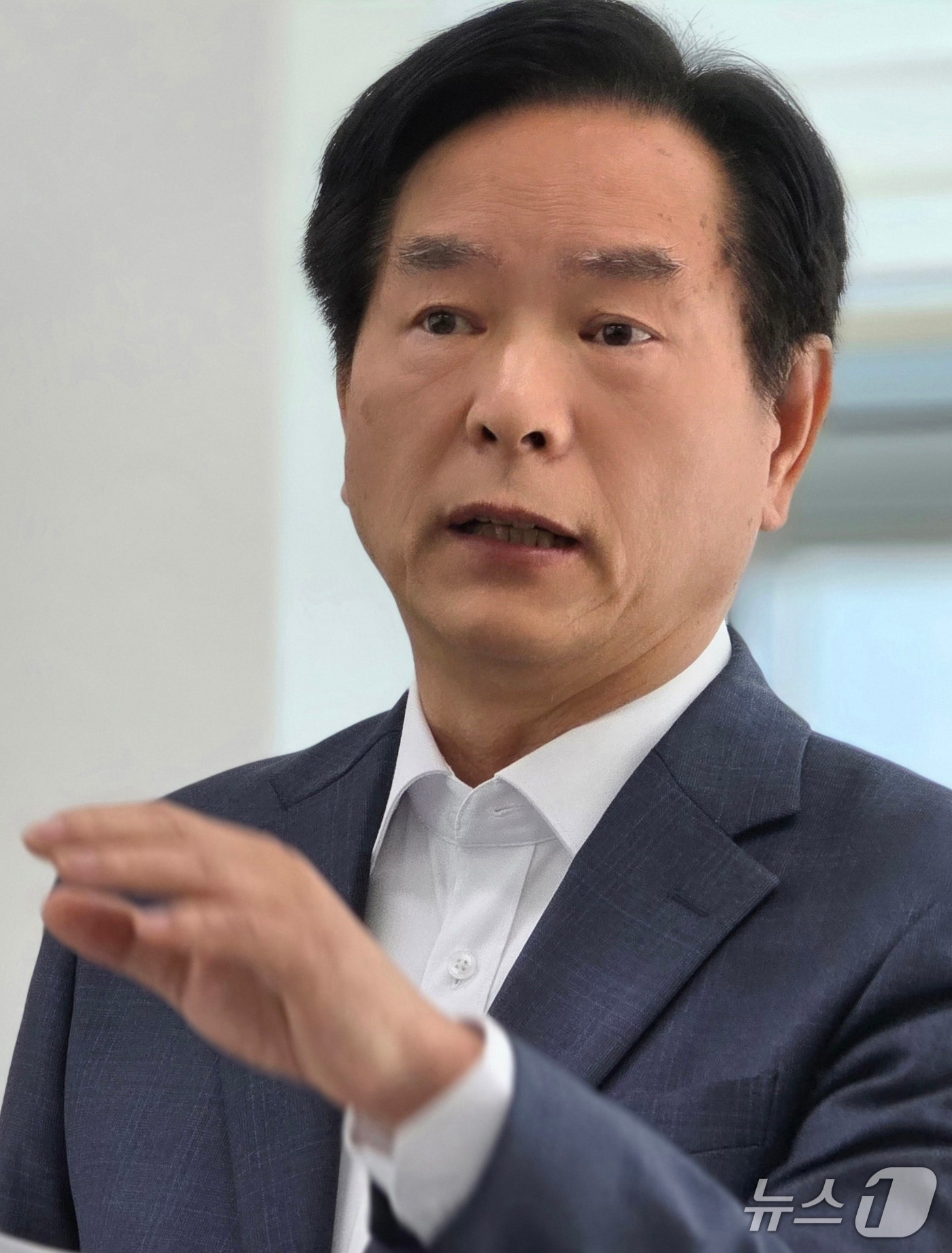 최병국 전 시장이 17일 경산시청에서 경산시장 출마 기자회견을 하고 있다. 2026.3.17/뉴스1