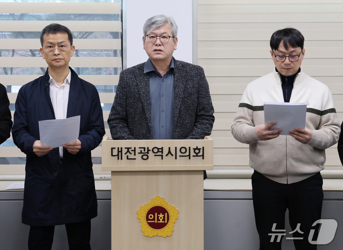 민주당 평당원협의회가 17일 대전시의회에서 기자회견을 하고 있다.<strong>2026.3.17 ⓒ 뉴스1 김기태 기자</strong>