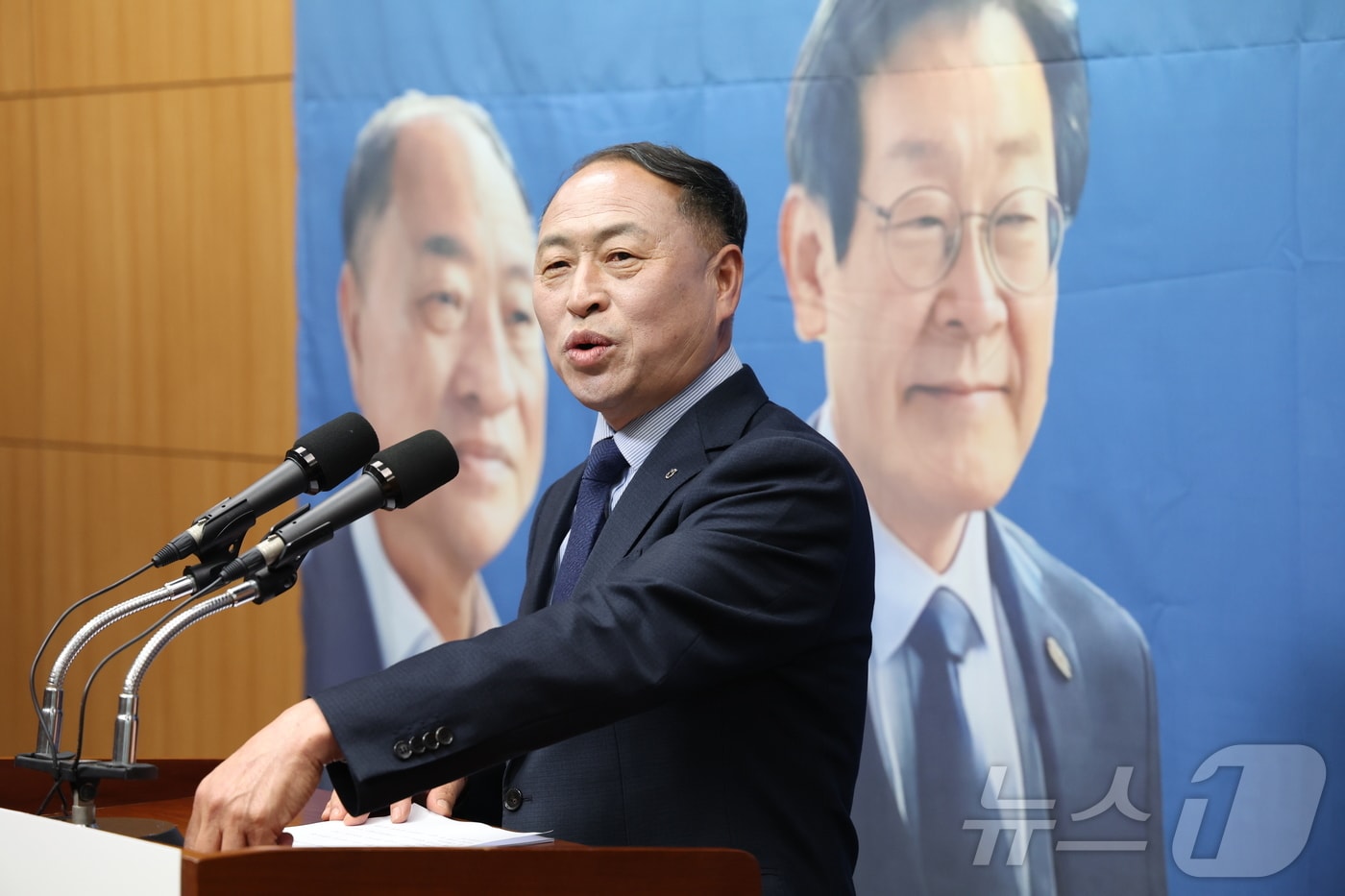 한득수 임실축협장이 17일 전북 전주시 전북특별자치도의회에서 기자회견을 열고 임실군수 출마 선언을 하고 있다. ⓒ 뉴스1 유경석 기자