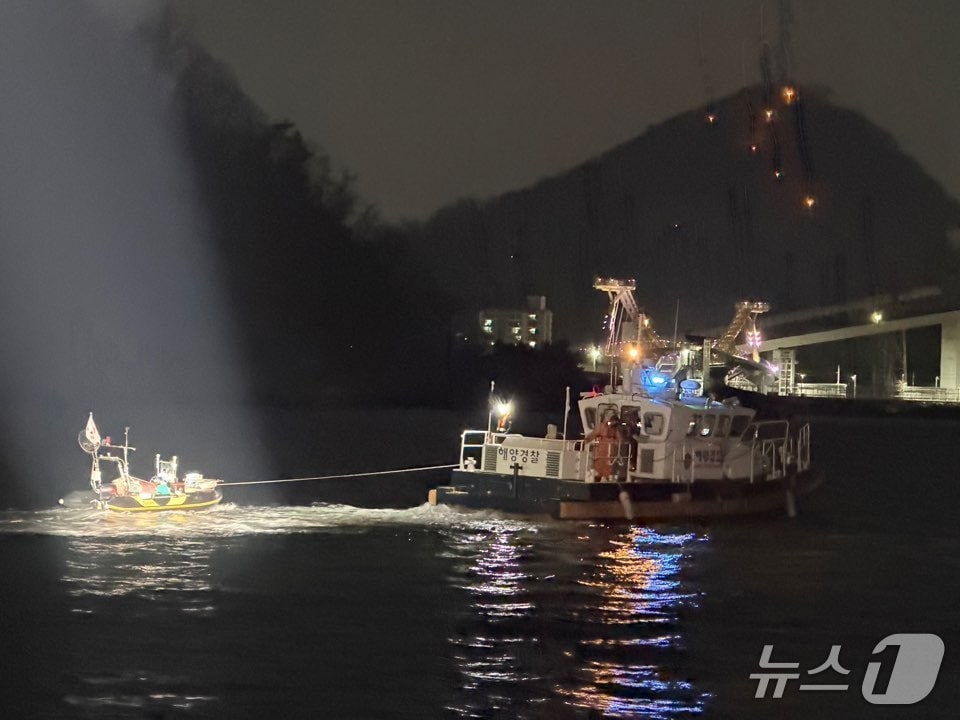 강원 삼척 정라항 인근 해상 구조 현장.(동해해경 제공, 재판매 및 DB금지)