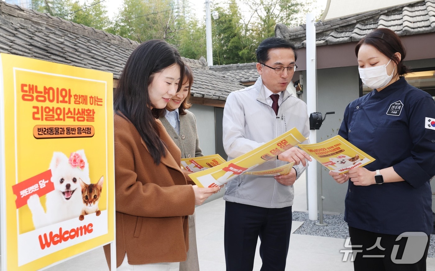 박희조 동구청장이 반려동물 동반 출입 음식점 제도 홍보를 하고 있다.(동구 제공. 재판매 및 DB금지)/뉴스1