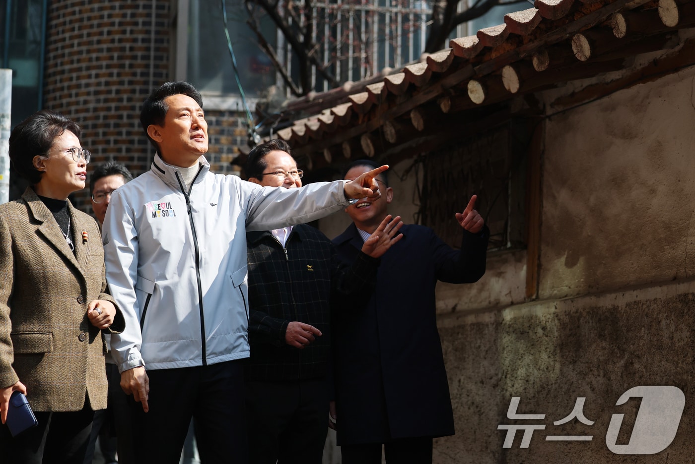 오세훈 서울시장이 17일 서울 영등포구 신길역세권 장기전세주택 건립 현장을 방문해 역세권 주택 활성화 방안을 발표한 후 정비 사업 예정지를 둘러보고 있다. 2026.3.17 ⓒ 뉴스1 오대일 기자