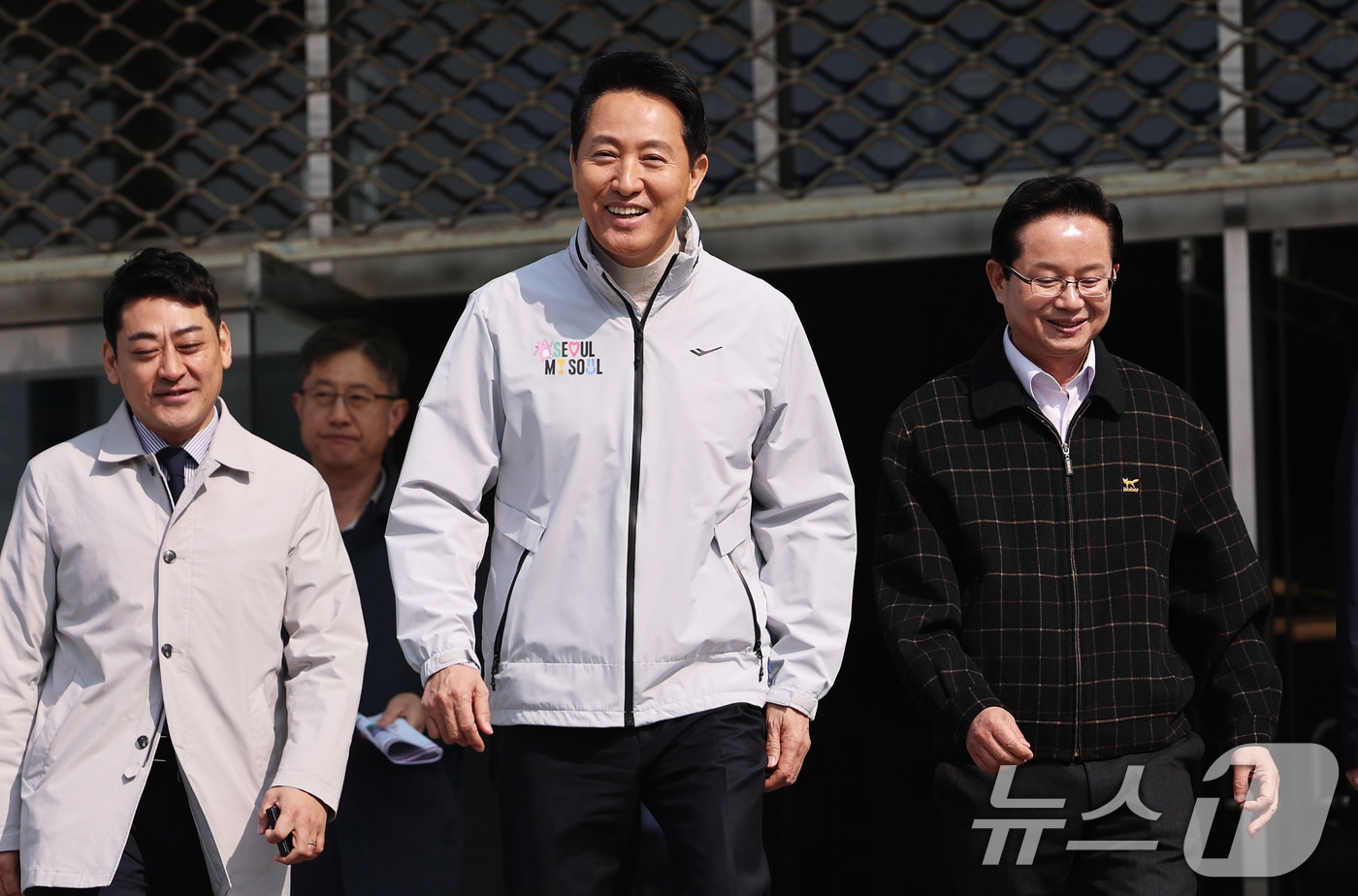 오세훈 서울시장이 17일 서울 영등포구 신길역세권 장기전세주택 건립 현장에 도착하며 웃음짓고 있다. 2026.3.17 ⓒ 뉴스1 오대일 기자