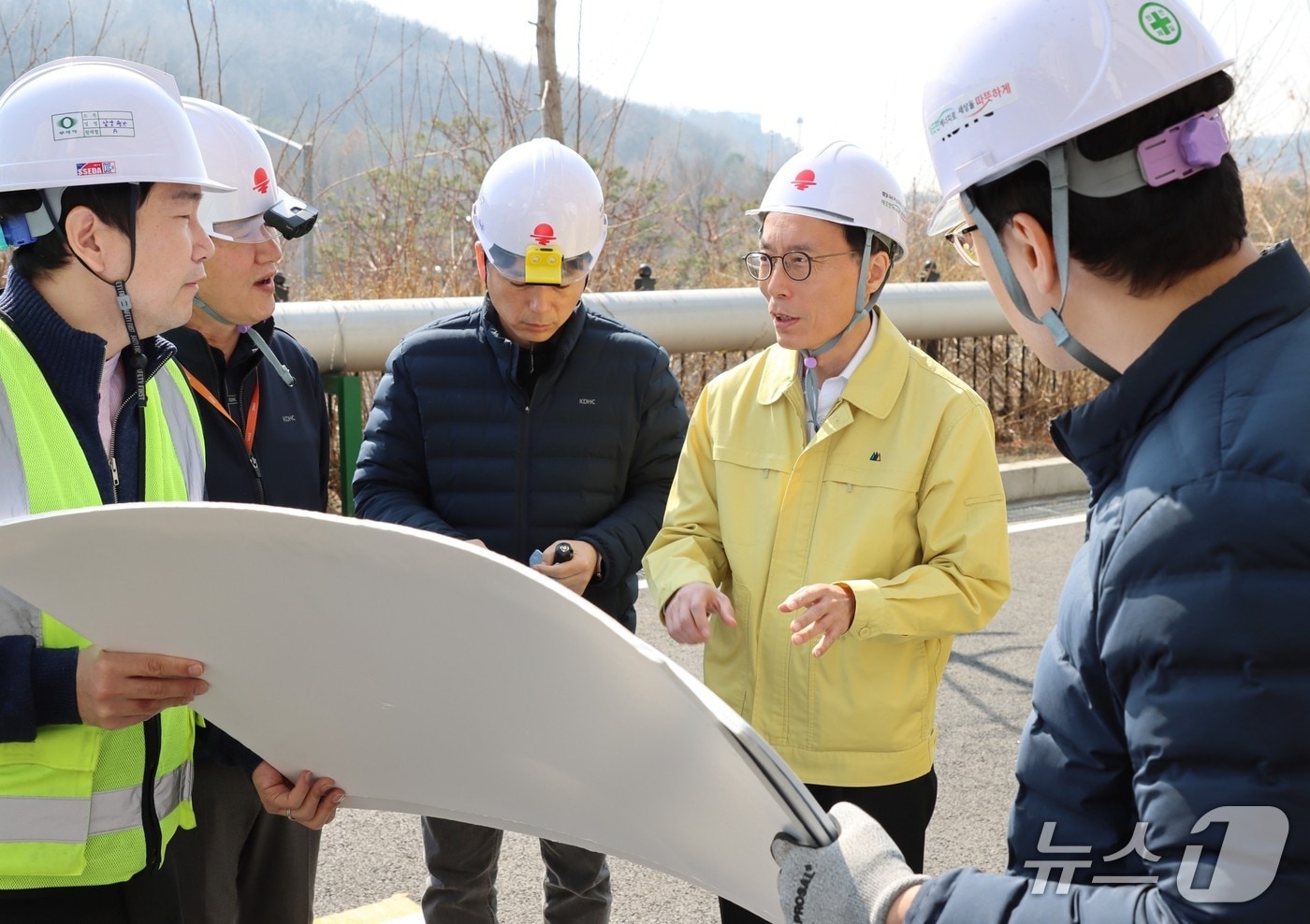 이승환 청장(노란색 상의)이 17일, 한국지역난방공사 판교지사에서 사업장 미세먼지 대응 상황과 저감 현황을 확인하고 있다.(한강청 제공)