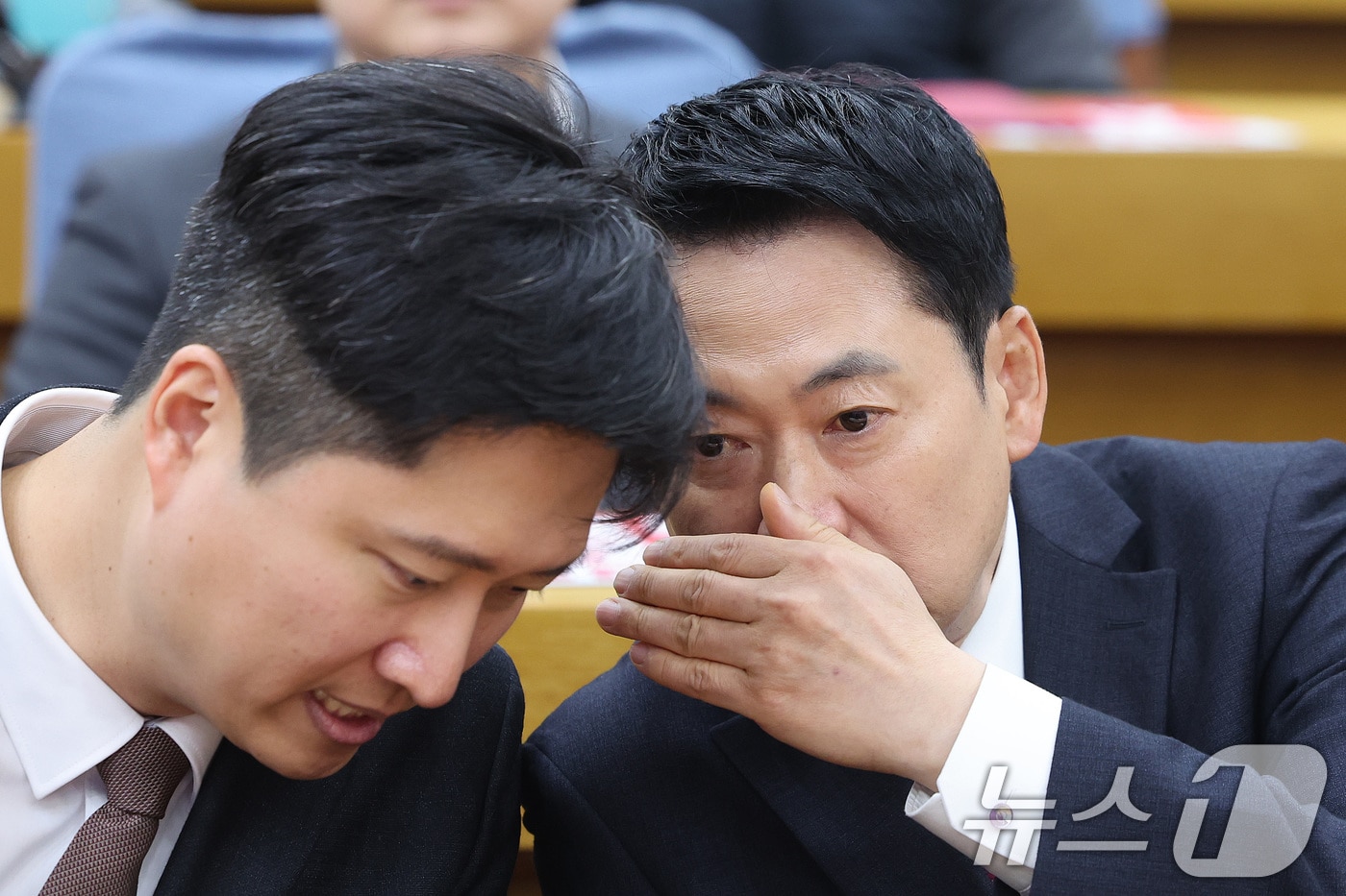 장동혁 국민의힘 대표가 지난 3월 17일 서울 여의도 국회 의원회관에서 열린 중앙청년위원회·중앙대학생위원회·전국청년지방의원협의회 합동발대식에서 우재준 최고위원에게 귓속말 하고  있다. 2026.3.17 ⓒ 뉴스1 신웅수 기자