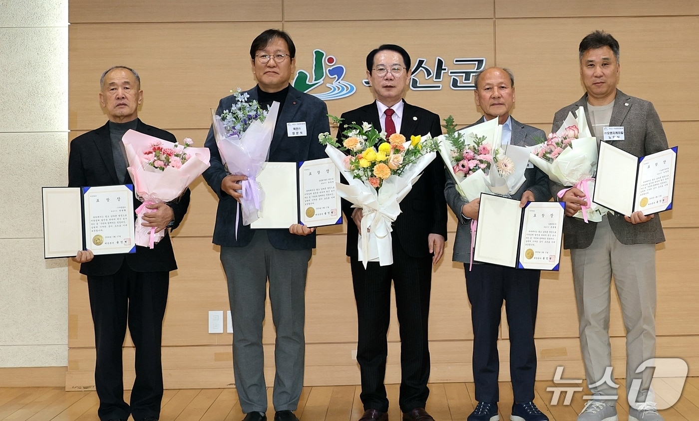 17일 열린 괴산군 기업경영인협의회에서 수상자들이 기념촬영을 하고 있다.(괴산군 제공. 재판매 및 DB금지)