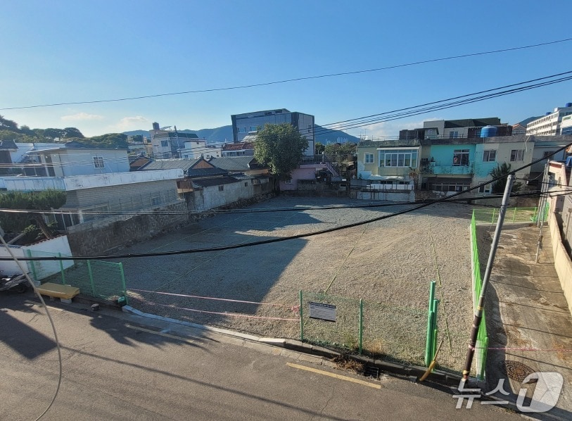 김해시가 주차난 해소를 위해 도심 속에 방치된 유휴부지를 활용한 임시 주차장 조성에 나선다. 사진은 시가 조성한 공한지 임시 공영 주차장.(김해시 제공. 재판매 및 DB금지)