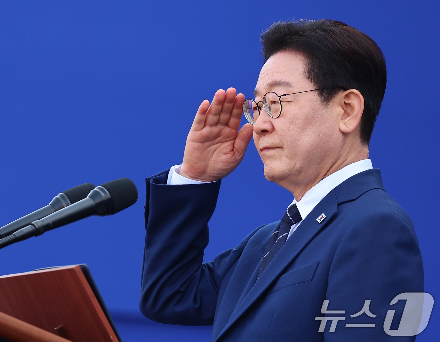 이재명 대통령이 17일 충남 아산시 경찰대학에서 열린 신임 경찰 경위·경감 임용식에서 신임 경찰관들의 경례를 받고 있다. (청와대통신사진기자단) 2026.3.17 ⓒ 뉴스1 이재명 기자